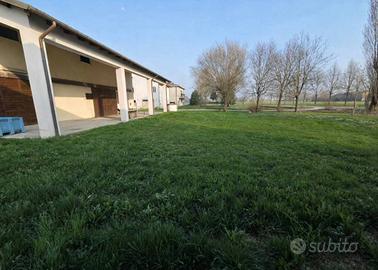 Rustico / Casale di 300 m² con più di 5 locali a M