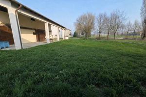 Rustico / Casale di 300 m² con più di 5 locali a M