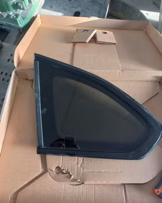 Vetro posteriore sinistro fermo BMW X1