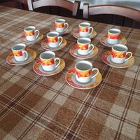 Tazzine caffè con decorazioni gialle e rosse.