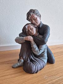 Scultura in resina ceramica.