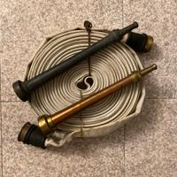 Vigili del fuoco manichetta e due lance