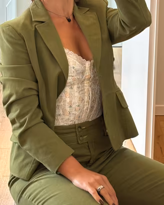 Completo elegante verde oliva giacca e pantaloni