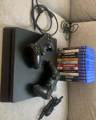 PlayStation 4 Slim con giochi e due joystick