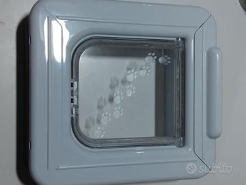 Sportello automatico per gatto.