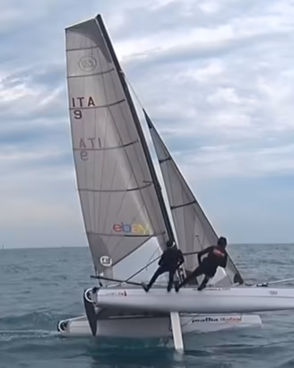 Catamarano Formula 18