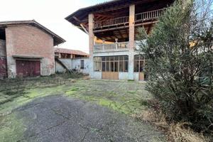 Casa indipendente di 334 m² con più di 5 locali a 
