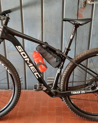 Mountain bike in carbonio