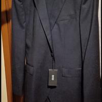 Vestito da uomo nuovo con cartellino