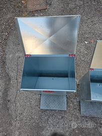 Mangiatoia per polli e galline.