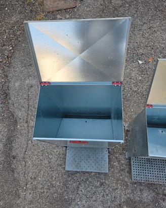 Mangiatoia per polli e galline.