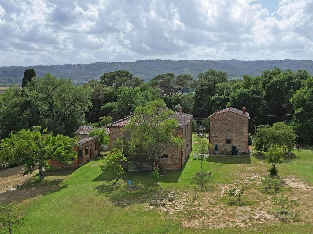 Rustico / Casale di 550 m² con 5 locali e box auto - Vista 2