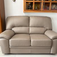 Divano in ecopelle a due posti