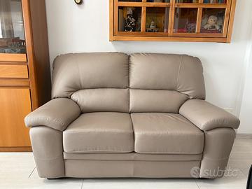 Divano in ecopelle a due posti