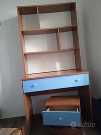 Scrivania con ripiani e comodino