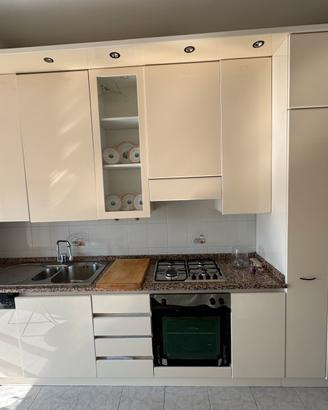 Cucina lineare laccata panna