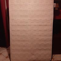 materasso e rete con doghe in legno