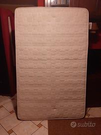 materasso e rete con doghe in legno