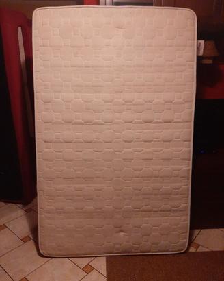 materasso e rete con doghe in legno