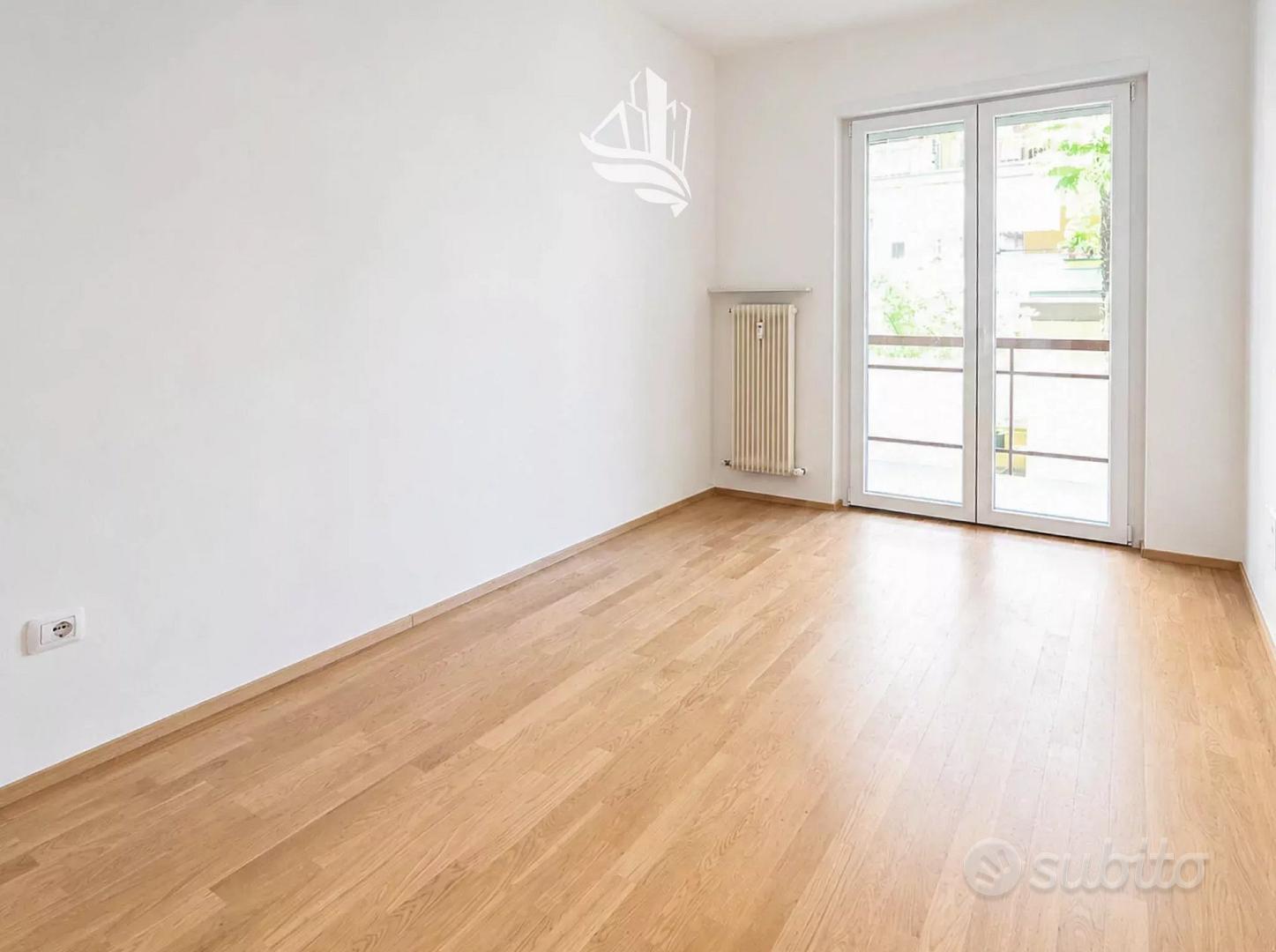 Bilocale ristrutturato con due balconi a Merano - Vista 6