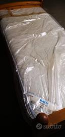 Letto singolo in legno più scrivania