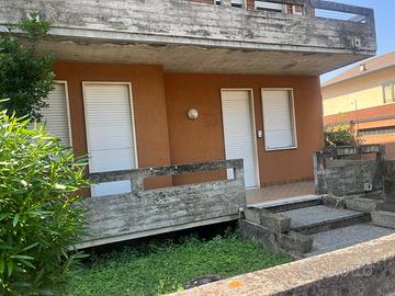 Quadrilocale con scoperto privato e garage