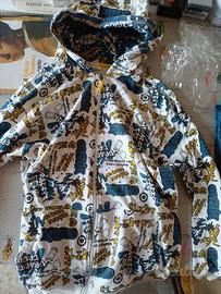 Felpa con cappuccio stile graffiti