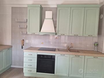 cucina con elettrodomestici 