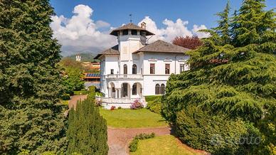 Villa di 900 m² con più di 5 locali a Biella