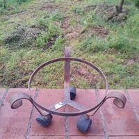 porta vaso in ferro con rotelle 