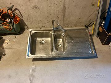 Lavandino e rubinetto