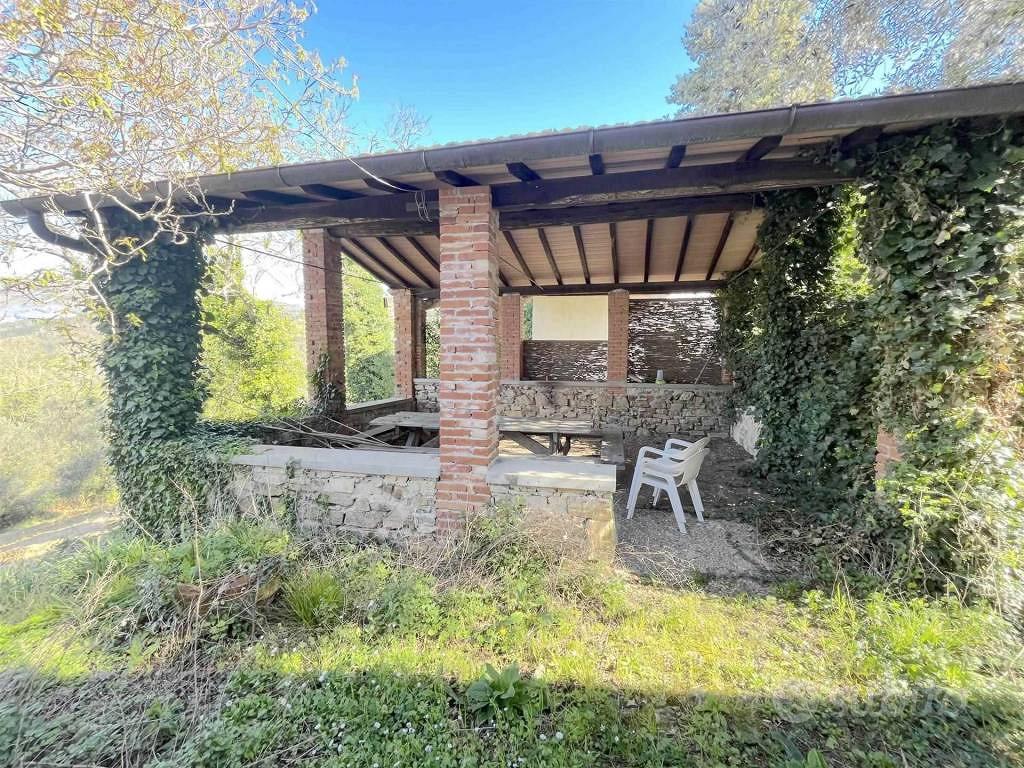 Rustico / Casale di 480 m² con più di 5 locali a P - Vista 2