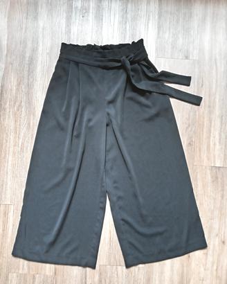 Pantaloni  neri a gambe ampie. Taglia M . Zara