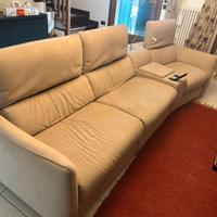 divano con doppio relax elettrico con luce lettura