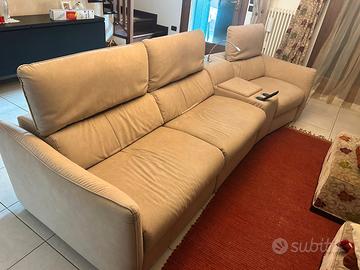 divano con doppio relax elettrico con luce lettura