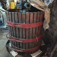 Torchio premi uva,mastelli, trita uva