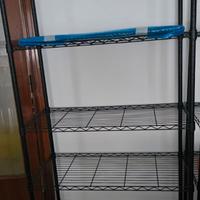 Due scaffali metallo neri