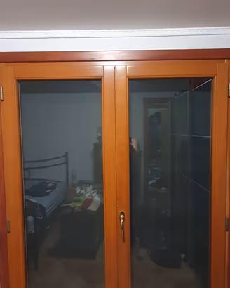 porta-finestra in legno a due ante con telaio