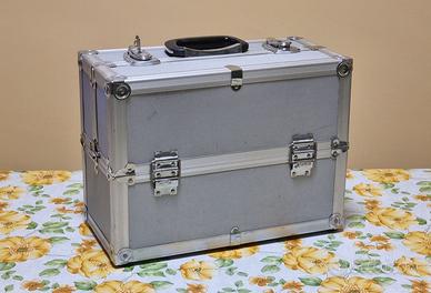 Valigetta in alluminio ad apertura verticale