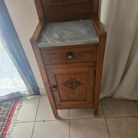 Comodino antico con marmo antico;