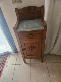 Comodino antico con marmo antico;