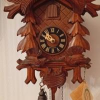 Orologio a Cucù in Legno Intagliato               