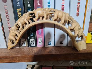 corno lavorato con elefanti