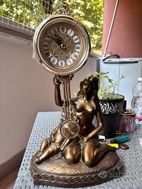 orologio da tavolo vintage dorato con pendolo.