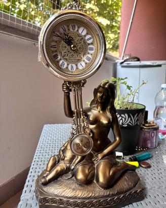 orologio da tavolo vintage dorato con pendolo.