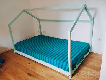 Letto montessoriano a casetta