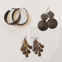 Set di tre paia di orecchini sui toni del bronzo