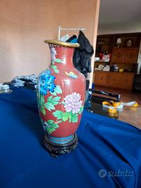 vaso rosso con decorazioni floreali
