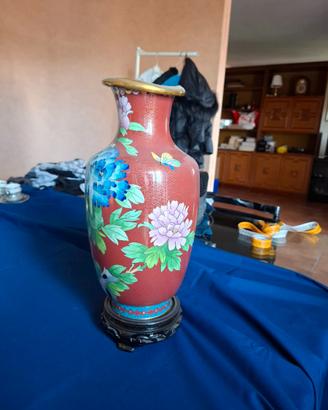 vaso rosso con decorazioni floreali
