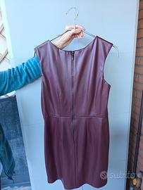 Vestito in finta pelle bordeaux